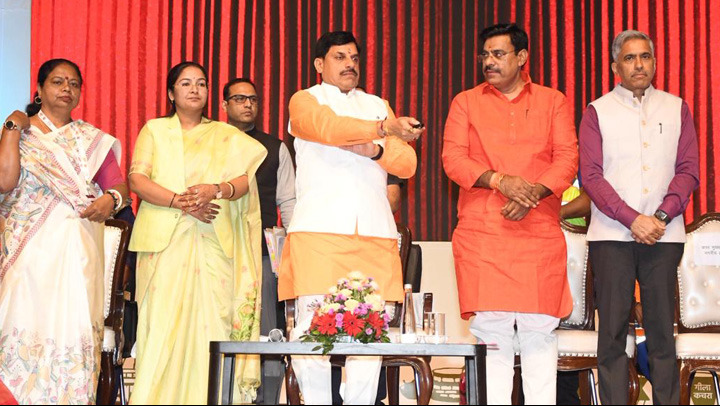 सीएम डॉ. मोहन ने सफाईकर्मियों का ब़ढ़ाया मान, बोले- दुनिया हमसे सीखेगी सफाई, गदगद हुए कर्मचारी